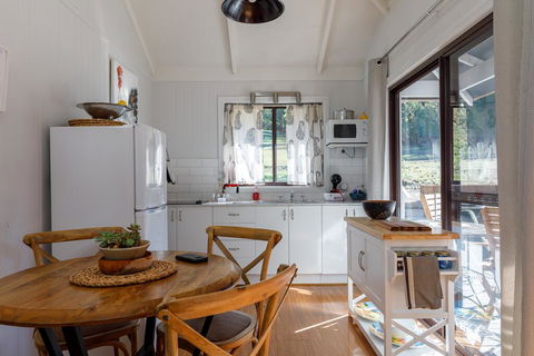 Bandalong Cottages - Mackay Tourism 1