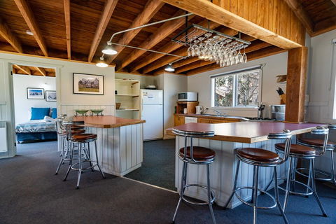 Banjo's Chalet, Alpine-getaways - Mackay Tourism 2