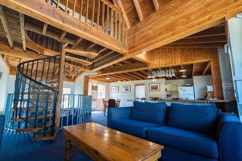 Banjo's Chalet, Alpine-getaways - Mackay Tourism 1