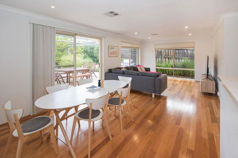 Barefoot Bungalow - Mackay Tourism 3