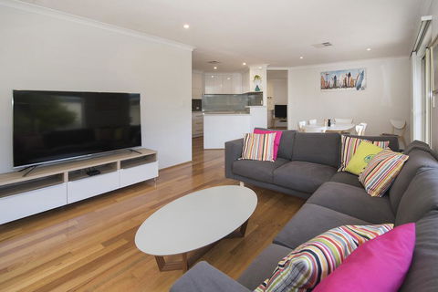 Barefoot Bungalow - Mackay Tourism 1