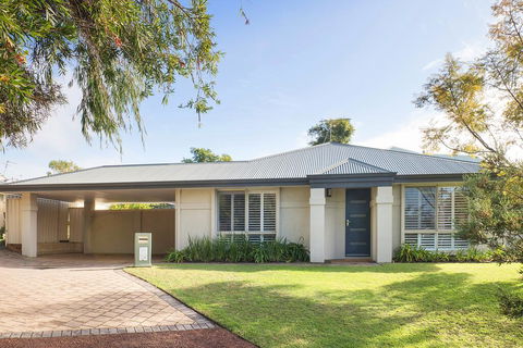 Barefoot Bungalow - Mackay Tourism 0