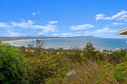 Barefoot Top Floor, 32 Skyline Crescent, Crescent Head - Mackay Tourism 1