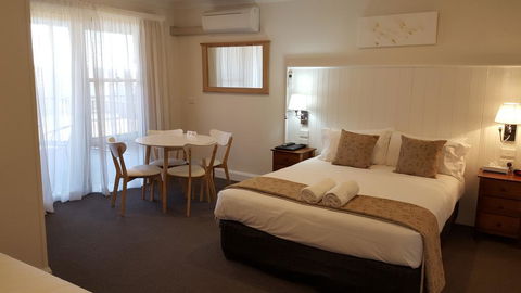 Bathurst Gold Panner - Mackay Tourism 0