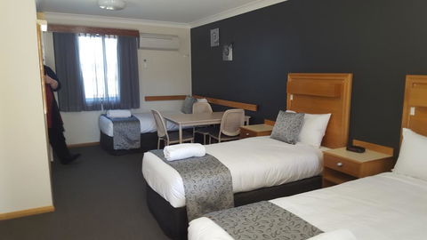Bathurst Gold Panner - Mackay Tourism 2