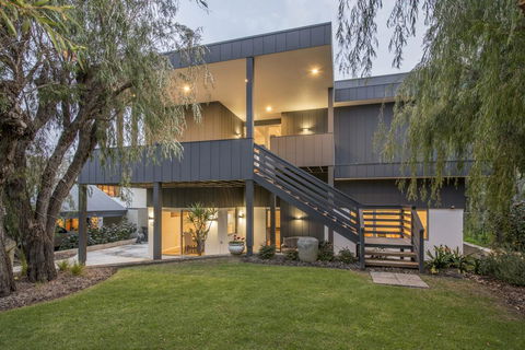 Bay View Retreat - Stunning Ocean Views And 300 Metres To Beach - Mackay Tourism 0