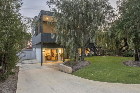 Bay View Retreat - Stunning Ocean Views And 300 Metres To Beach - Mackay Tourism 1