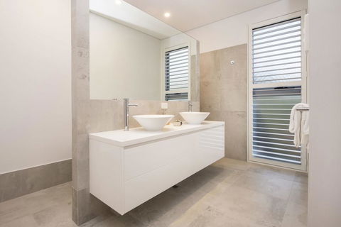 Bay View Retreat - Stunning Ocean Views And 300 Metres To Beach - Mackay Tourism 2