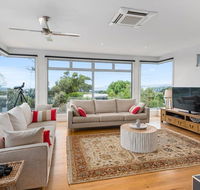 Beach Road Luxury with Ocean Views - Mackay Tourism