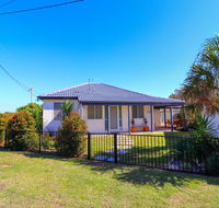 Beach Side Cottage At Blacksmiths - Mackay Tourism