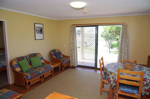 Beachfront 1, 25 Willow Street - Mackay Tourism 2