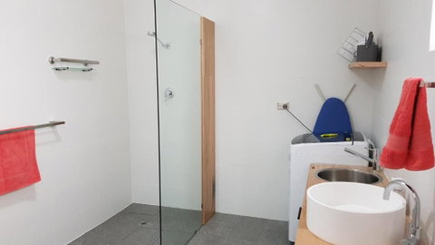 Red Ochre - Large Apartment With Private Courtyard - Mackay Tourism 3