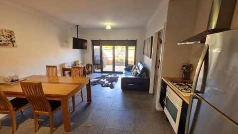 Red Ochre - Large Apartment With Private Courtyard - Mackay Tourism 1