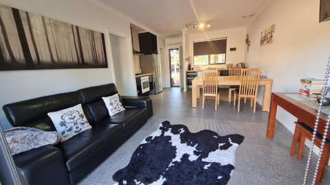 Red Ochre - Large Apartment With Private Courtyard - Mackay Tourism 0
