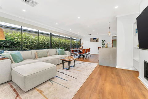 Redbrick Retreat - Generous Coastal Escape - Mackay Tourism 0