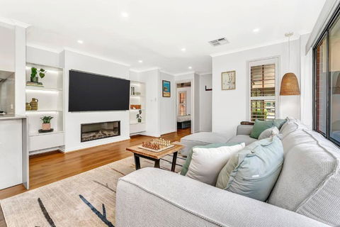 Redbrick Retreat - Generous Coastal Escape - Mackay Tourism 1