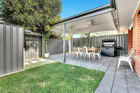 Redbrick Retreat - Generous Coastal Escape - Mackay Tourism 3