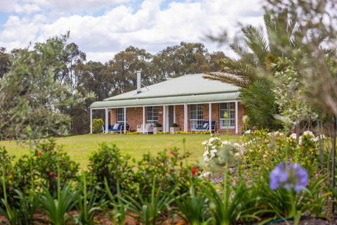 Redims Hill Cottage - Mackay Tourism 0
