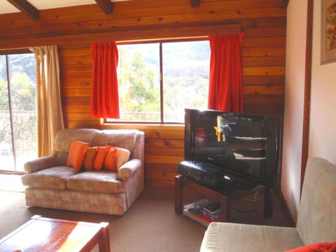 Retro 2 Bedroom Apartment - Mackay Tourism 3