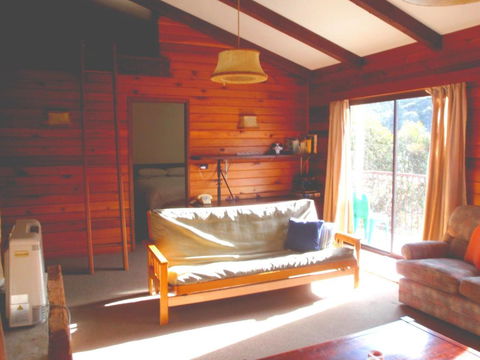 Retro 2 Bedroom Apartment - Mackay Tourism 2