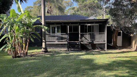 Retro Beach House - Macmasters Beach - Mackay Tourism 0
