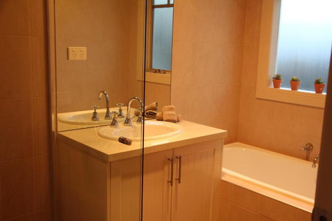 River Rock Cottage Centrally Located And Dog Friendly - Mackay Tourism 3