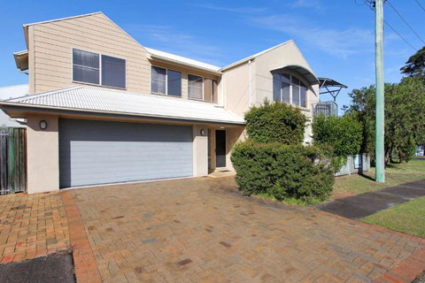 Riverside Views Hawks Nest - Mackay Tourism 0