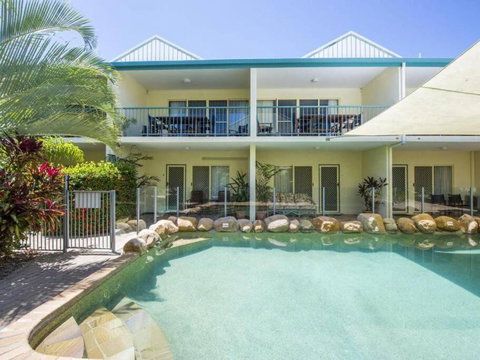 SAILS 9 Beachfront Getaway Horseshoe Bay - Mackay Tourism 0