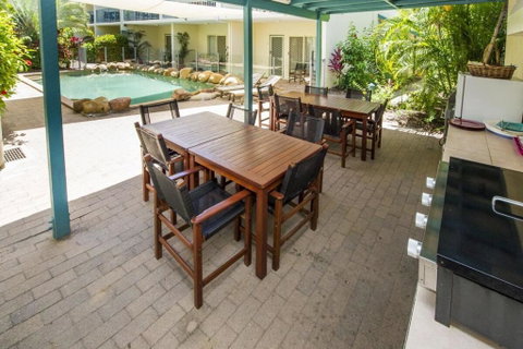 SAILS 9 Beachfront Getaway Horseshoe Bay - Mackay Tourism 3