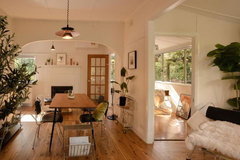 Romantic Garden Cottage With Home Cinema - Mackay Tourism 1