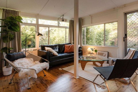 Romantic Garden Cottage With Home Cinema - Mackay Tourism 3