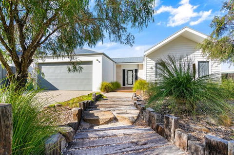 Ryze N Shine I Private Properties - Mackay Tourism 0