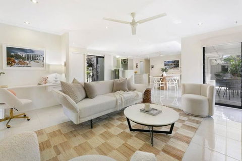 Riviera Road Miami - 4BRM Dual Villa - Mackay Tourism 0