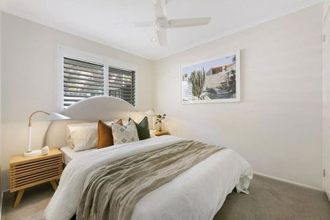 Riviera Road Miami - 4BRM Dual Villa - Mackay Tourism 1
