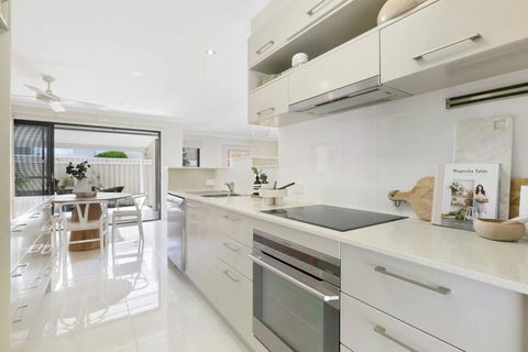 Riviera Road Miami - 4BRM Dual Villa - Mackay Tourism 2
