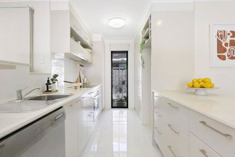 Riviera Road Miami - 4BRM Dual Villa - Mackay Tourism 3