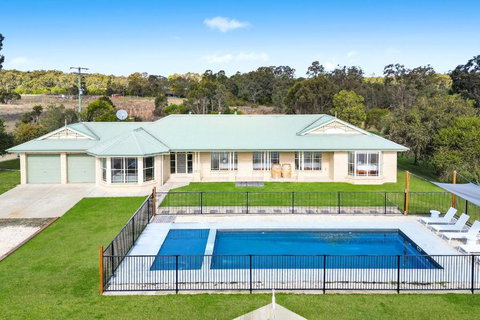 Roads End With Games Barn Ponies Alfresco Dining - Mackay Tourism 0