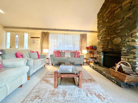 Rocky Mountain Cottage - Mackay Tourism 1