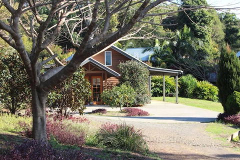 Romantic Lakeview Cottage - Mackay Tourism 0
