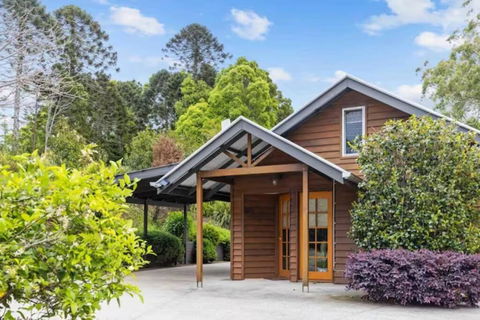 Romantic Lakeview Cottage - Mackay Tourism 1