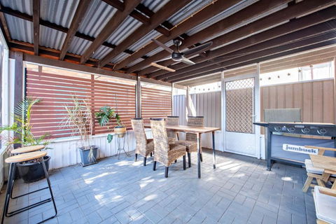 Rosewood Cottage - Stroll To Central, Cosy Escape - Mackay Tourism 3