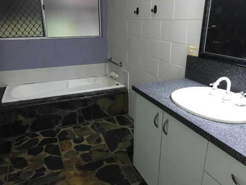 Royal Palm Cottage, Entire Two Bedroom 2 Bathroom House With Pool - Mackay Tourism 3