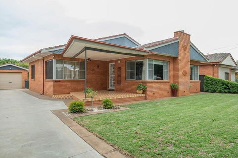 Roycox Cottage - Charming Escape, Fireplace - Mackay Tourism 3