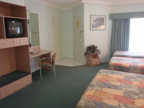 Runaway Bay Motor Inn - Mackay Tourism 2