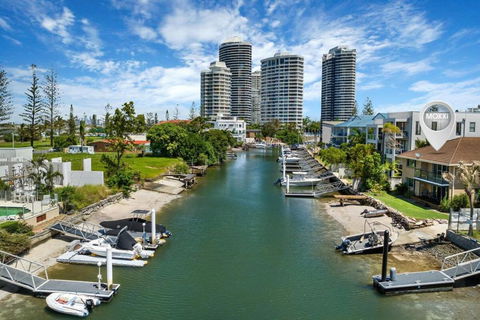 Runaway Bay Waterfront Delight - Mackay Tourism 0