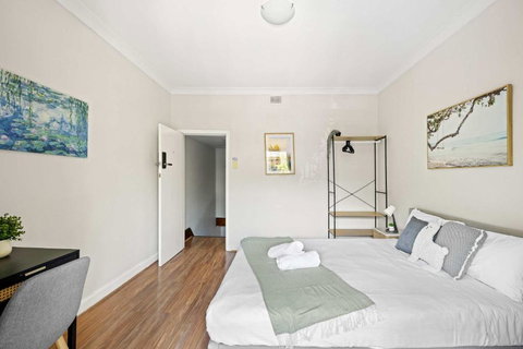 Rustic Queen Room In Glebe - Next To USYD - Shared Bathroom - Mackay Tourism 0
