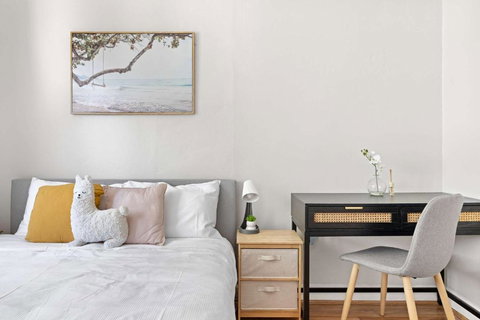 Rustic Queen Room In Glebe - Next To USYD - Shared Bathroom - Mackay Tourism 2