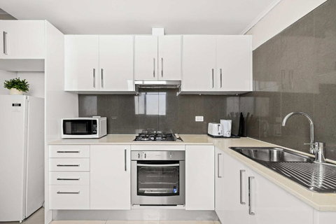 Rustic Queen Room In Glebe - Next To USYD - Shared Bathroom - Mackay Tourism 3