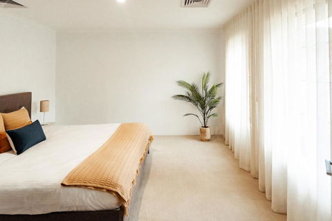 Salhus - Sleep In King Beds & Easy Walk To Town - Mackay Tourism 3