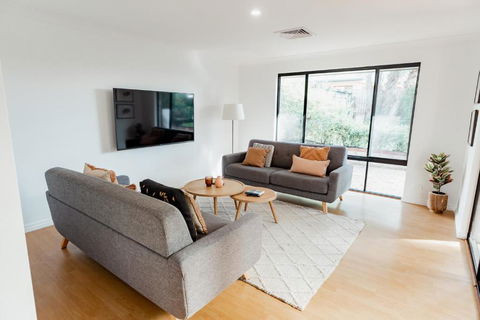 Salhus - Sleep In King Beds & Easy Walk To Town - Mackay Tourism 1